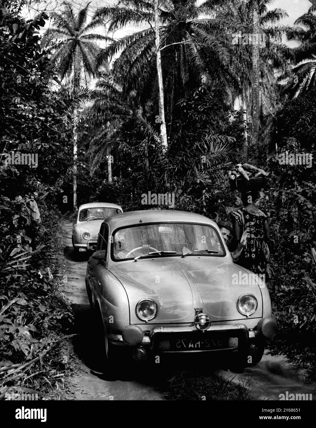 Renault prend les trois premières places du Rallye de Côte d’Ivoire. Le vainqueur était Bernard Consten avec le co0driver Andre Briat. Guy Monraisse et Jacques Feret ont obtenu la deuxième place. Troisième guerrier Maurice Michy et Jacques Rambaud. 24 février 1959. Banque D'Images