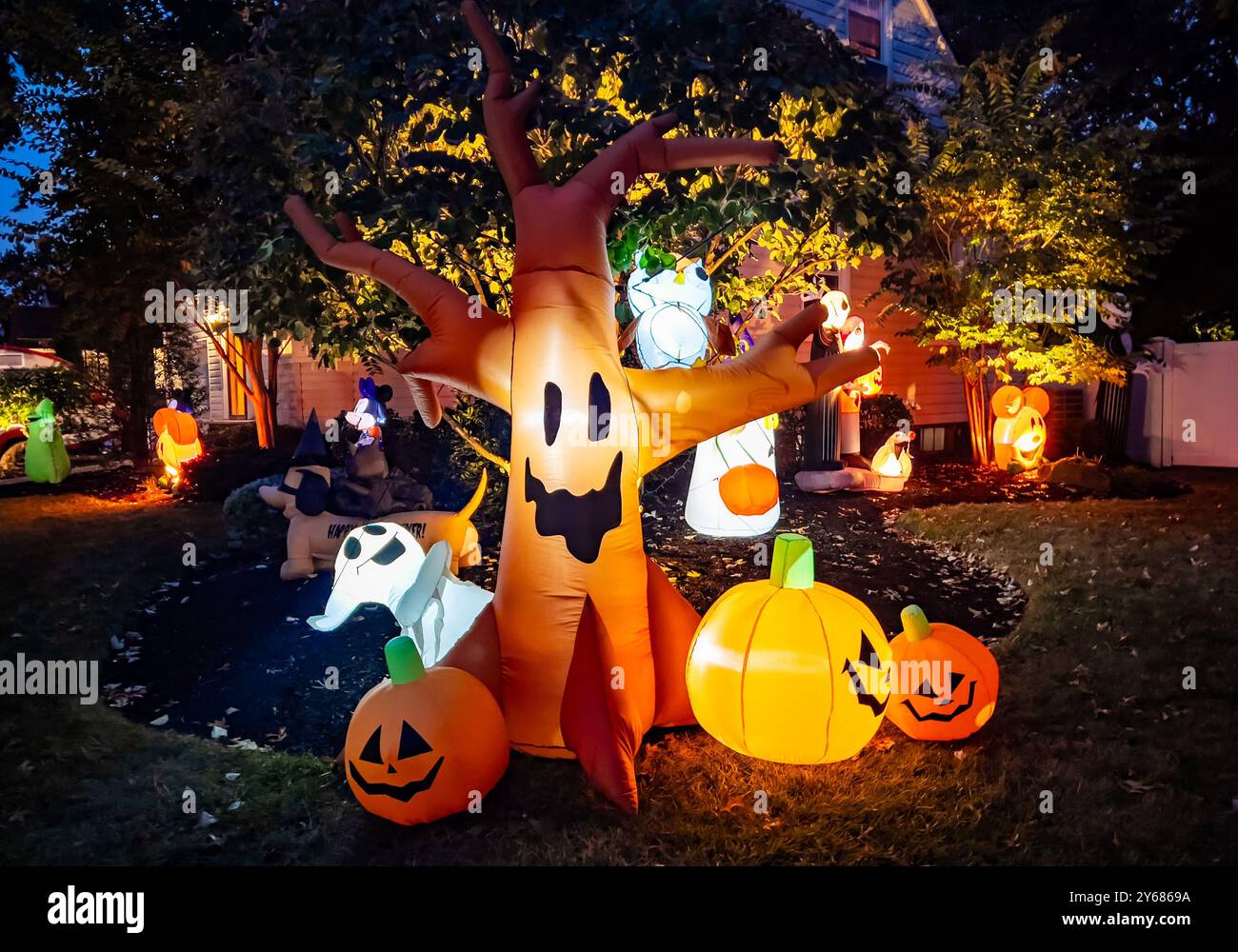 Décorations lumineuses d'Halloween en plein air effrayantes et mignonnes la nuit Banque D'Images