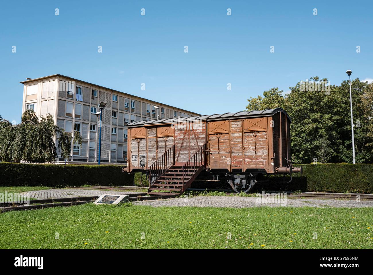 La voiture commémorative SNCF, installée en 1980. Le Mémorial de la Shoah à Drancy a été inauguré le 21 septembre 2012 par le président français François Hollande. Le mémorial se trouve en face de la Cité de la Muette et est une branche du Mémorial de la Shoah à Paris. France, Paris, 12 septembre 2024. La Muette s The cite, conçu dans les années 1930 pour fournir des logements à bas prix aux familles de Drancy, le complexe de bâtiments inachevés a servi de camp d'internement et plus tard de camp de concentration pour les Juifs. Près de 63 000 ont été déportés de Drancy vers les camps d'extermination. France, Drancy, 12 septembre 2024. Banque D'Images