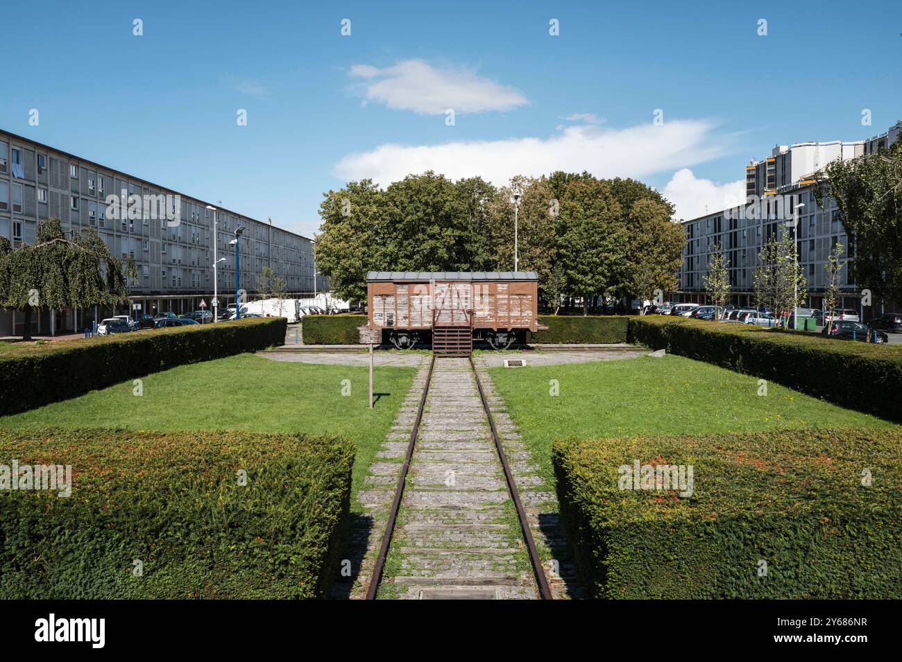 La voiture commémorative SNCF, installée en 1980. Le Mémorial de la Shoah à Drancy a été inauguré le 21 septembre 2012 par le président français François Hollande. Le mémorial se trouve en face de la Cité de la Muette et est une branche du Mémorial de la Shoah à Paris. France, Paris, 12 septembre 2024. La Muette s The cite, conçu dans les années 1930 pour fournir des logements à bas prix aux familles de Drancy, le complexe de bâtiments inachevés a servi de camp d'internement et plus tard de camp de concentration pour les Juifs. Près de 63 000 ont été déportés de Drancy vers les camps d'extermination. France, Drancy, 12 septembre 2024. Banque D'Images