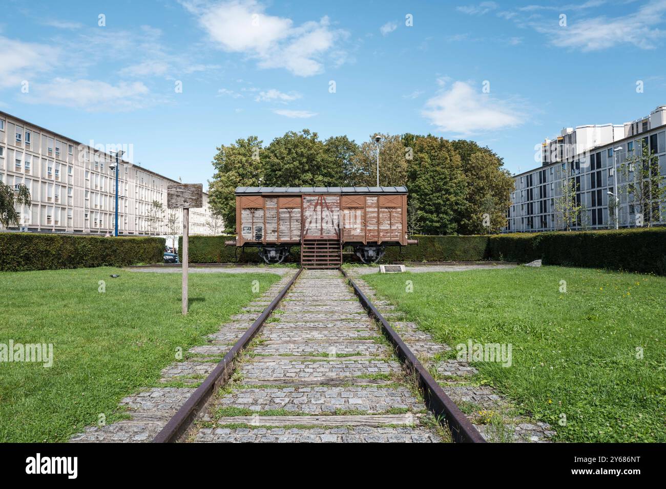 La voiture commémorative SNCF, installée en 1980. Le Mémorial de la Shoah à Drancy a été inauguré le 21 septembre 2012 par le président français François Hollande. Le mémorial se trouve en face de la Cité de la Muette et est une branche du Mémorial de la Shoah à Paris. France, Paris, 12 septembre 2024. La Muette s The cite, conçu dans les années 1930 pour fournir des logements à bas prix aux familles de Drancy, le complexe de bâtiments inachevés a servi de camp d'internement et plus tard de camp de concentration pour les Juifs. Près de 63 000 ont été déportés de Drancy vers les camps d'extermination. France, Drancy, 12 septembre 2024. Banque D'Images