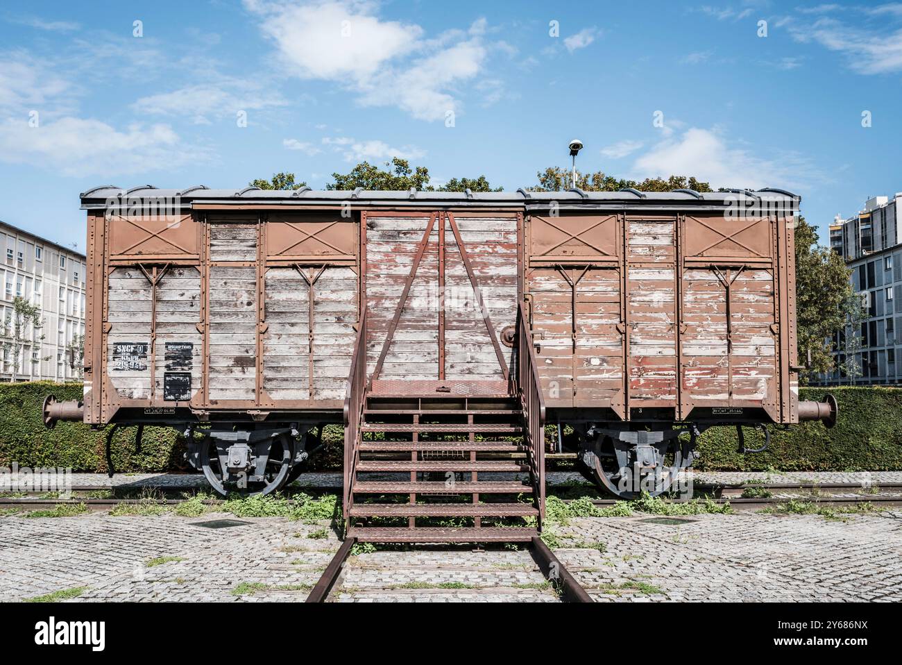 La voiture commémorative SNCF, installée en 1980. Le Mémorial de la Shoah à Drancy a été inauguré le 21 septembre 2012 par le président français François Hollande. Le mémorial se trouve en face de la Cité de la Muette et est une branche du Mémorial de la Shoah à Paris. France, Paris, 12 septembre 2024. La Muette s The cite, conçu dans les années 1930 pour fournir des logements à bas prix aux familles de Drancy, le complexe de bâtiments inachevés a servi de camp d'internement et plus tard de camp de concentration pour les Juifs. Près de 63 000 ont été déportés de Drancy vers les camps d'extermination. France, Drancy, 12 septembre 2024. Banque D'Images