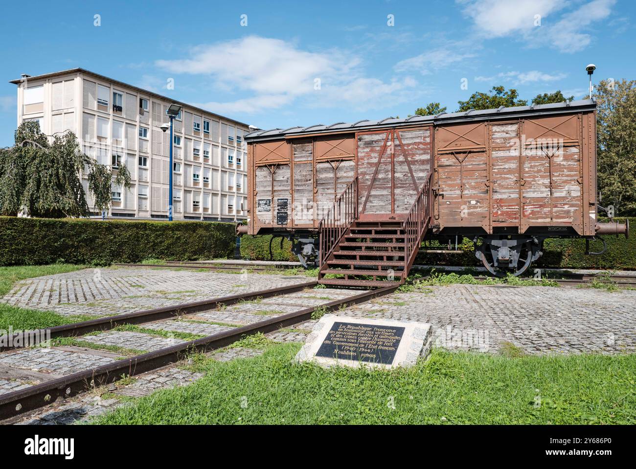 La voiture commémorative SNCF, installée en 1980. Le Mémorial de la Shoah à Drancy a été inauguré le 21 septembre 2012 par le président français François Hollande. Le mémorial se trouve en face de la Cité de la Muette et est une branche du Mémorial de la Shoah à Paris. France, Paris, 12 septembre 2024. La Muette s The cite, conçu dans les années 1930 pour fournir des logements à bas prix aux familles de Drancy, le complexe de bâtiments inachevés a servi de camp d'internement et plus tard de camp de concentration pour les Juifs. Près de 63 000 ont été déportés de Drancy vers les camps d'extermination. France, Drancy, 12 septembre 2024. Banque D'Images