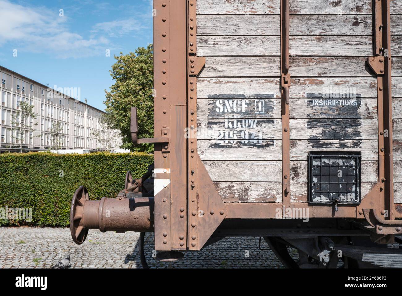 La voiture commémorative SNCF, installée en 1980. Le Mémorial de la Shoah à Drancy a été inauguré le 21 septembre 2012 par le président français François Hollande. Le mémorial se trouve en face de la Cité de la Muette et est une branche du Mémorial de la Shoah à Paris. France, Paris, 12 septembre 2024. La Muette s The cite, conçu dans les années 1930 pour fournir des logements à bas prix aux familles de Drancy, le complexe de bâtiments inachevés a servi de camp d'internement et plus tard de camp de concentration pour les Juifs. Près de 63 000 ont été déportés de Drancy vers les camps d'extermination. France, Drancy, 12 septembre 2024. Banque D'Images