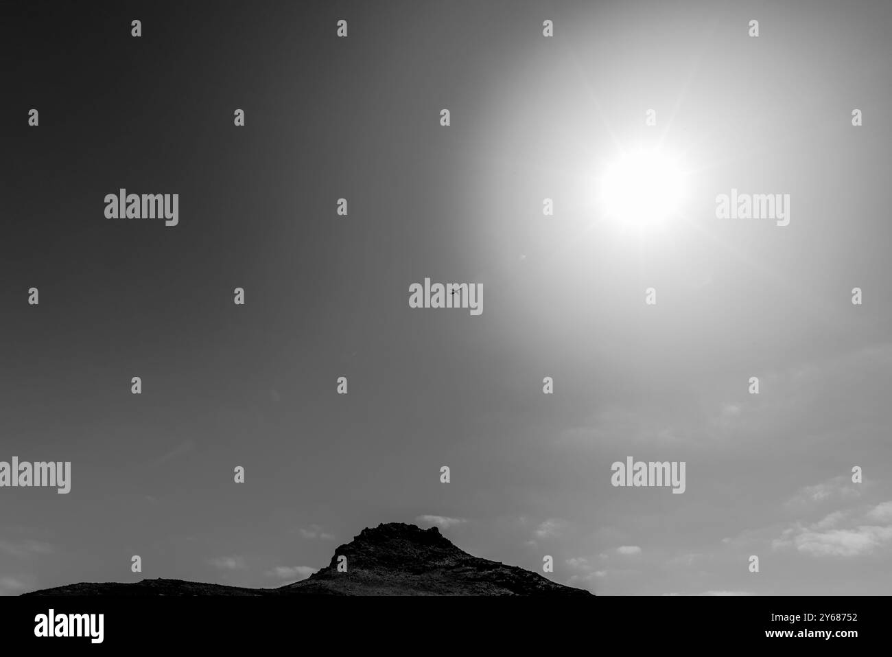 Avion rétro-éclairé silhouette sur le ciel noir et blanc avec le soleil un jour d'été à Madère Portugal Banque D'Images