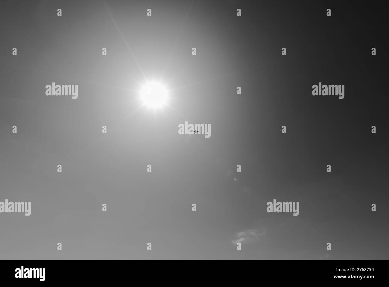 Avion rétro-éclairé silhouette sur le ciel noir et blanc avec le soleil un jour d'été à Madère Portugal Banque D'Images