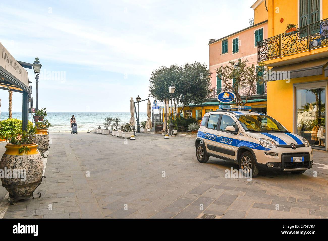 Une voiture Fiat Panda 4x4 de la police locale garée dans la rue via Torino avec la mer en arrière-plan un jour de printemps, Alassio (Savone), Ligurie, Italie Banque D'Images