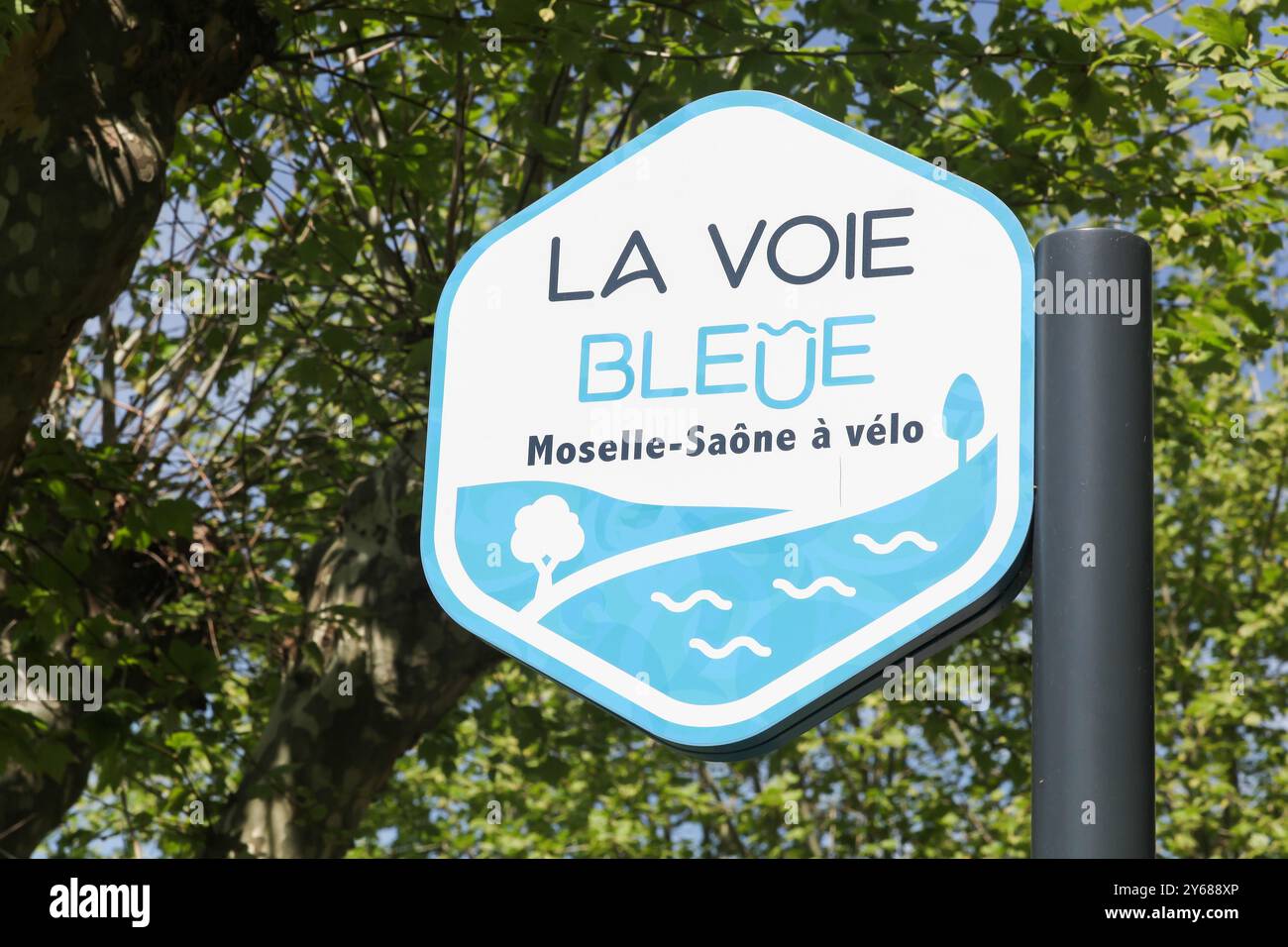 Beauregard, France - 14 avril 2024 : symbole pour le blueway Moselle-Saône pour les vélos en France appelé la voie bleue en langue française Banque D'Images