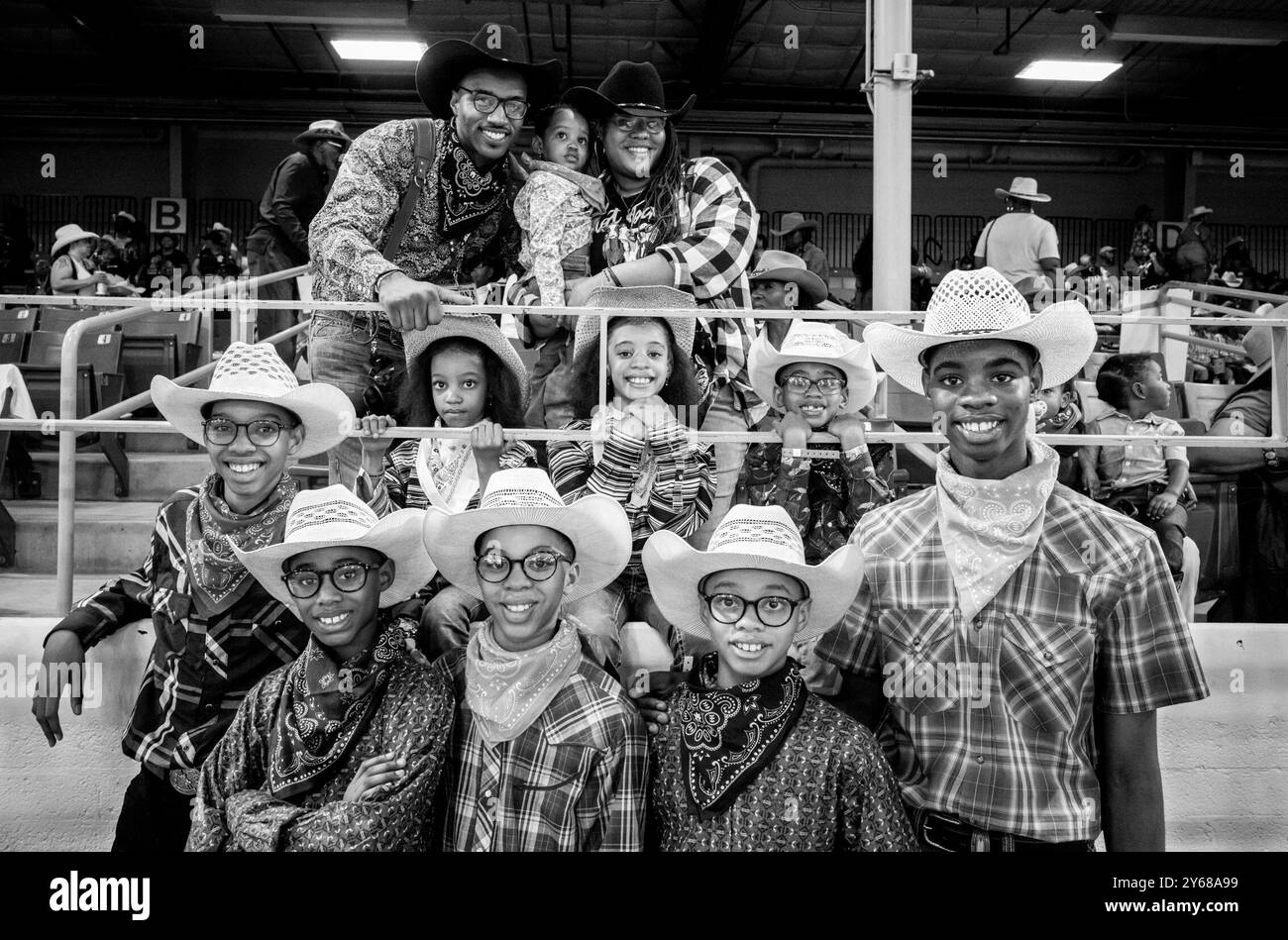 Scottsdale, Arizona, États-Unis. 31 août 2024. YOUSEF MUHAMMED, à gauche, PRINCESS-SHALAA, 1 an, sa femme MARYAM et leurs huit autres enfants de haut en bas PRINCESS-NYALA, 8 ans, PRINCESS-NYAKO, 8 ans, MALACHIE, 6, ISA, 15, ABDUL-RAHIM 9, AL-YASA, 11, ABDUL-RAHMAN 9 ET MUSA 13, apparaissent lors du Black Rodeo annuel sur invitation Arizona au centre équestre Tony Nelssen de westworld à Scottsdale, Arizona. les enfants sont scolarisés à la maison et la famille assiste au rodéo depuis 2011. (Crédit image : © Brian Branch Price/ZUMA Press Wire) USAGE ÉDITORIAL SEULEMENT! Non destiné à UN USAGE commercial ! Banque D'Images