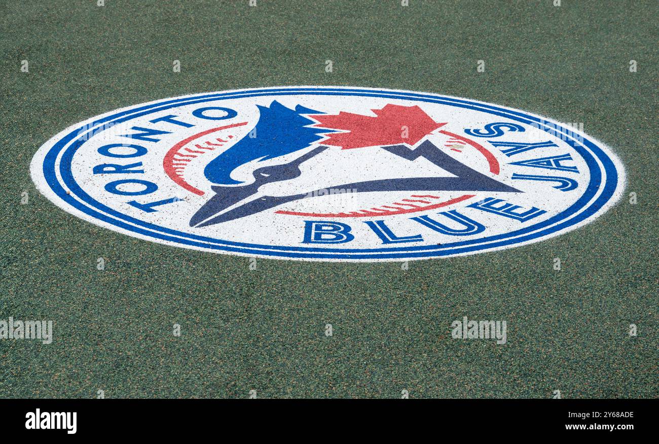 Toronto, Canada, 08APR2024 - Toronto Blue Jays logo circulaire rouge, bleu et blanc peint sur gazon de baseball Banque D'Images