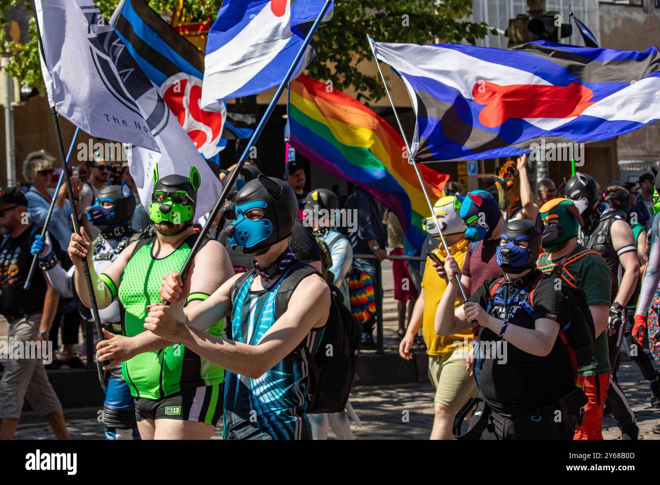 Hommes portant des cagoules ou des masques de chiot avec fierté du chiot et drapeaux Nordic Pack lors du défilé Helsinki Pride 2024 à Helsinki, en Finlande Banque D'Images