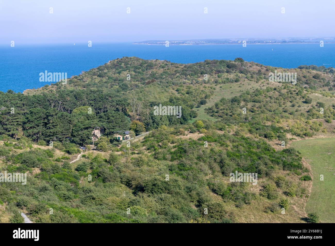 Blick vom Leuchtturm auf die Küstenlandschaft Dornbusch auf der Insel Hiddensee in Mecklenburg-Vorpommern, AMT West-Rügen, Das Baudenkmal ist 27,5 m hoch, Leuchtturm Dornbusch *** vue du phare sur le paysage côtier Dornbusch sur l'île Hiddensee in Mecklenburg Vorpommern, AMT West Rügen, le monument est haut de 27,5 m, phare Dornbusch 20240921-DSC 6776 Banque D'Images