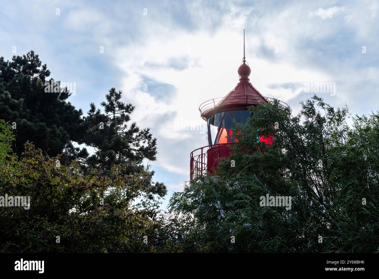 IM Jahre 1905 erbautes Leuchtfeuer/ Leuchtturm Gellen im Süden der Insel Hiddensee in Mecklenburg-Vorpommern, AMT West-Rügen, 12 Meter Hoch,Windflüchter Kiefer Leuchtturm Gellen *** en 1905 construit phare Gellen dans le sud de l'île Hiddensee in Mecklenburg Vorpommern, AMT West Rügen, 12 mètres de hauteur,Windflüchter Kiefer Leuchtturm 20240921-6807-DGSC Banque D'Images