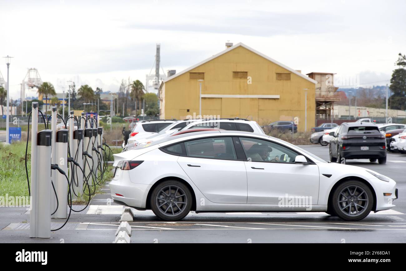 Alameda, CA - 20 décembre 2023 : borne de recharge pour véhicules électriques dans le stationnement du terminal de ferry Sea plane Lagoon. Le plus grand réseau mondial d'EV cha Banque D'Images