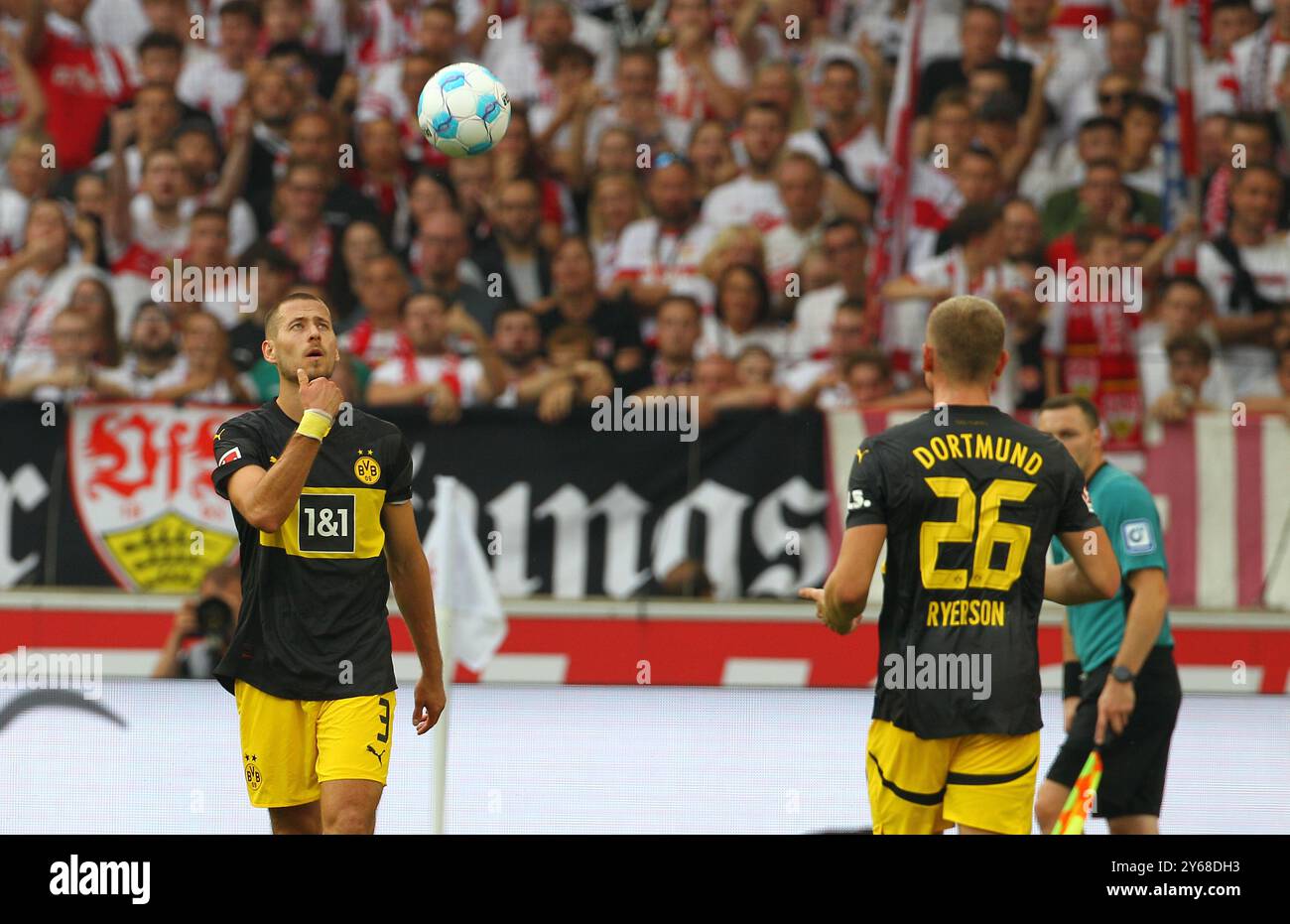 Stuttgart , Allemagne. 22 septembre 2024. Waldemar Anton du Borussia Dortmund regarde le ballon lors de leur match de football allemand Bundesliga contre VfB Banque D'Images