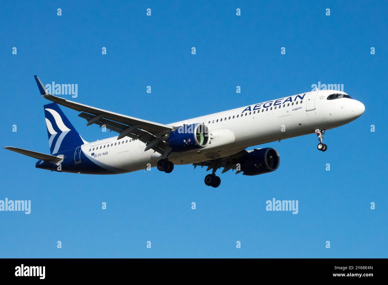 Aegean Airlines Aviation Company, Airbus A321 Neo Landing approche vol volant approche avion avion avion Jetliner Wide View Banque D'Images