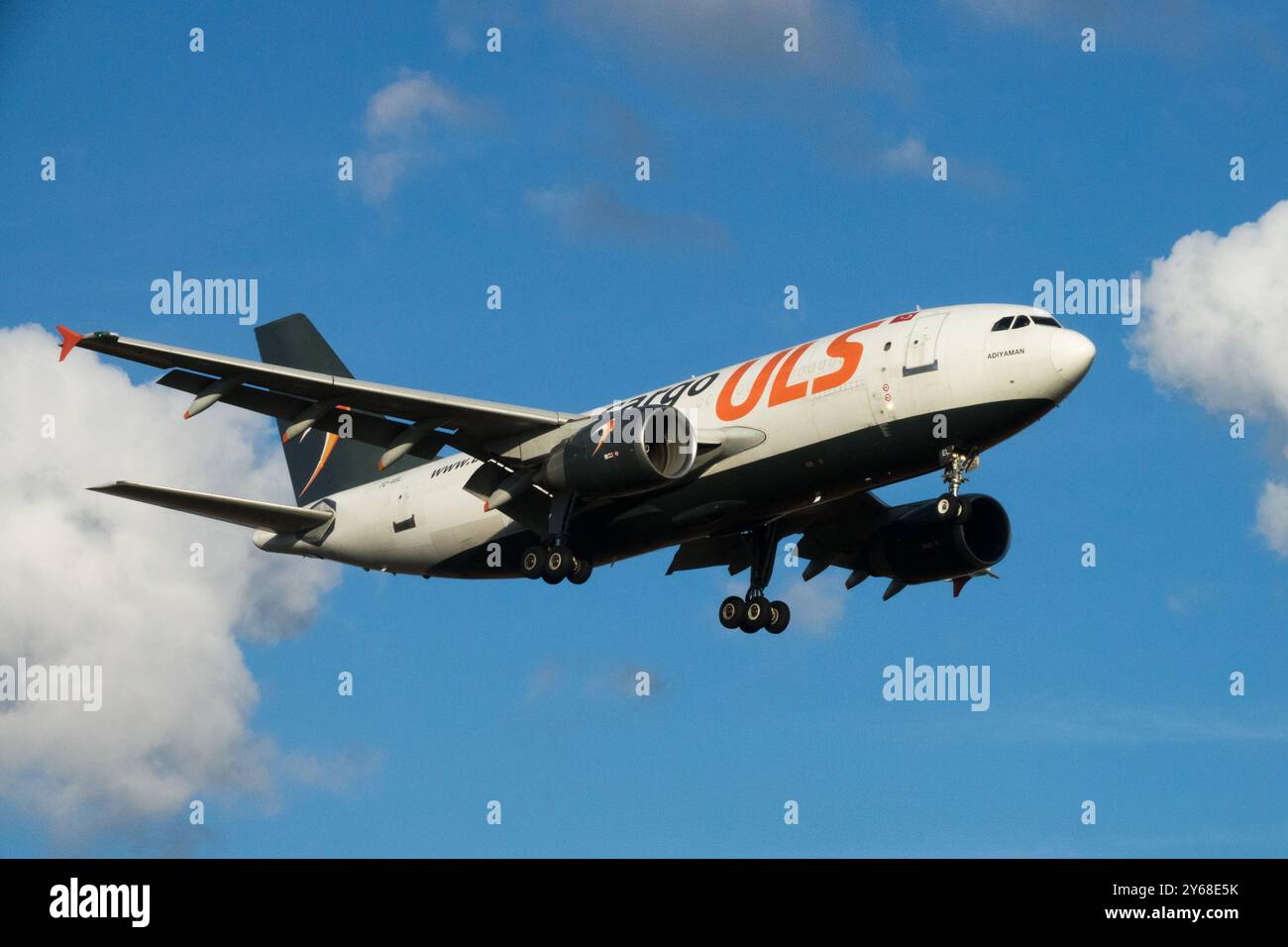 Vol ULS Airlines approche d'atterrissage de fret approche d'approches de vol, Airbus A310 avion avion avion Jet transport nuages Banque D'Images