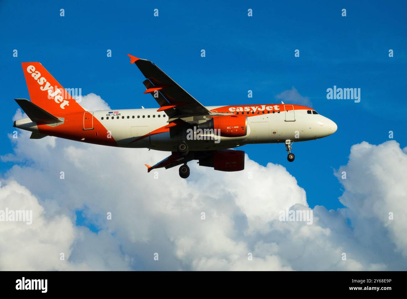EasyJet exploité par une compagnie aérienne low cost approche de Prague Banque D'Images