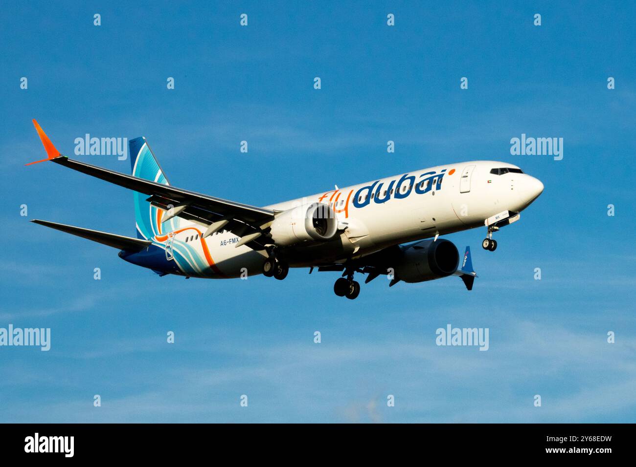 Boeing 737 MAX 8 FlyDubai avion avion avion Jetliner passager avion avion avion de ligne approche atterrissage approche vol approche approche vol approche Prague Banque D'Images