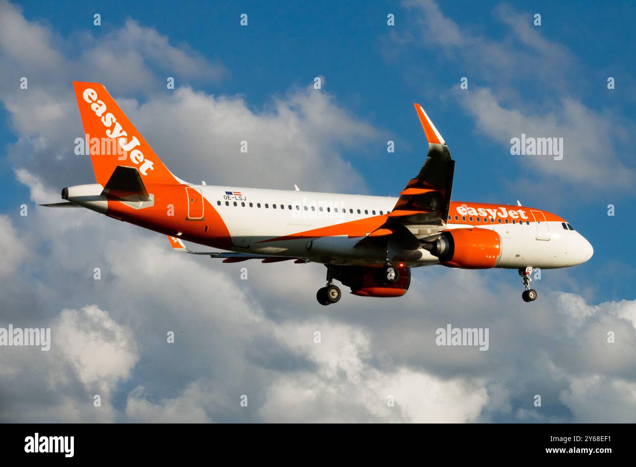 Compagnie aérienne low-cost avion Airbus A320 EasyJet approchant Prague avion avion Jetliner passager avion volant contre nuages sur ciel Banque D'Images