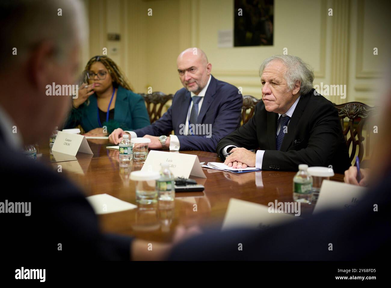 New York, États-Unis. 23 septembre 2024. Luis Almagro, secrétaire général de l'Organisation des États américains, écoute lors d'une rencontre bilatérale avec le président ukrainien Volodymyr Zelenskyy, à la Mission ukrainienne, le 23 septembre 2024 à New York. Crédit : Présidence ukrainienne/Bureau de presse présidentiel ukrainien/Alamy Live News Banque D'Images