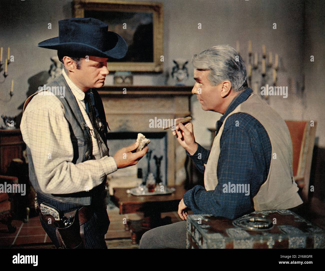 Adam Williams, Kent Smith, sur le plateau du film WESTERN, 'les Badlanders', MGM, 1958 Banque D'Images