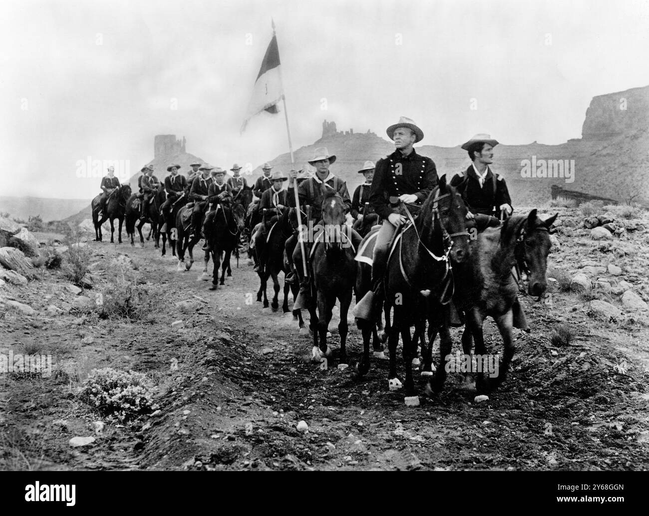 John Lund (au premier plan, au centre à cheval), sur le plateau du film WESTERN, 'Battle at Apache Pass', Universal International, 1952 Banque D'Images