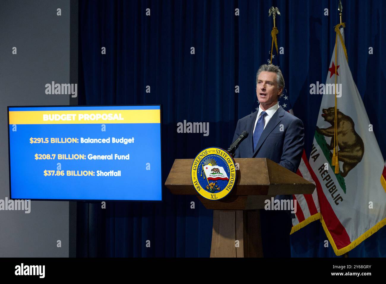Sacramento, CA - 10 janvier 2024 : le gouverneur Gavin Newsom présente et discute de sa proposition de bouge d'État de 2024-25 et répond aux questions de reporte Banque D'Images