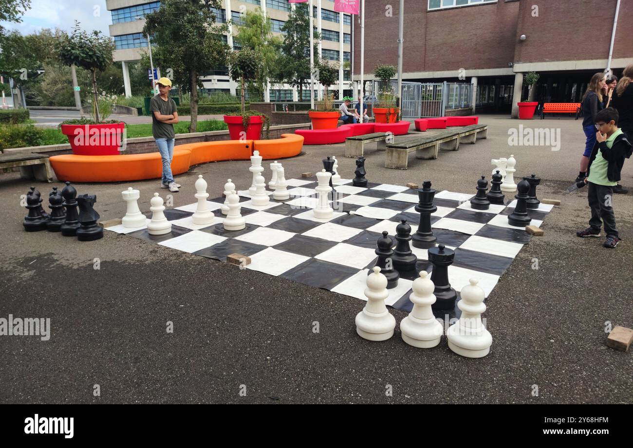 Les gens jouent une partie d'échecs sur un immense échiquier pour le plaisir lors d'un tournoi d'échecs rapide dans la ville de Gouda, aux pays-Bas. Banque D'Images