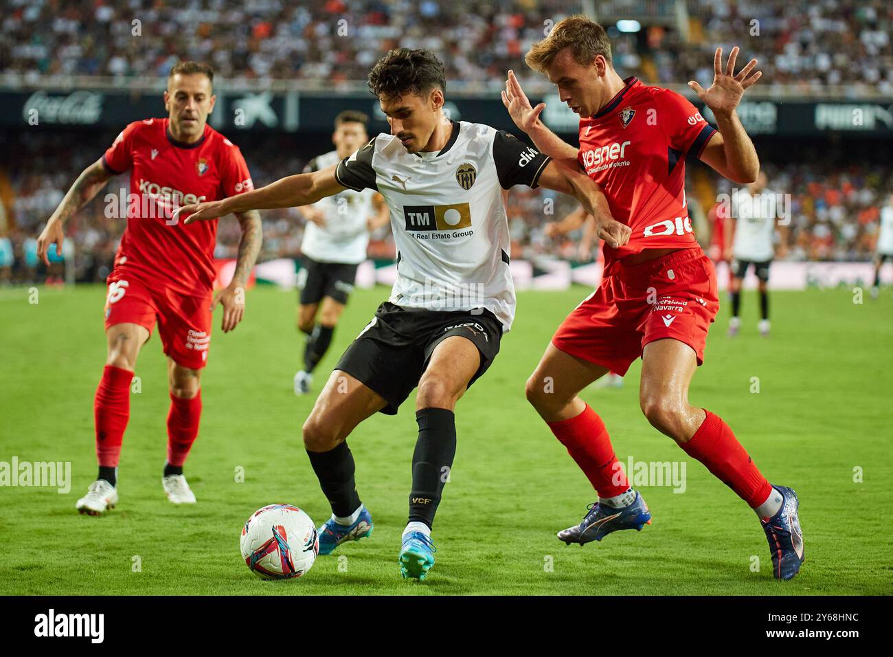 Valencia, Espagne. 24 septembre 2024. VALENCIA, ESPAGNE - 24 SEPTEMBRE : Andre Almeida milieu de terrain central de Valencia CF concourt pour le ballon avec Pablo Ibanez milieu de terrain central de CA Osasuna lors du match la liga EA Sports entre Valencia CF et CA Osasuna au stade Mestalla le 24 septembre 2024 à Villarreal, Espagne. (Photo de Jose Torres/photo Players images/Magara Press) crédit : Magara Press SL/Alamy Live News Banque D'Images