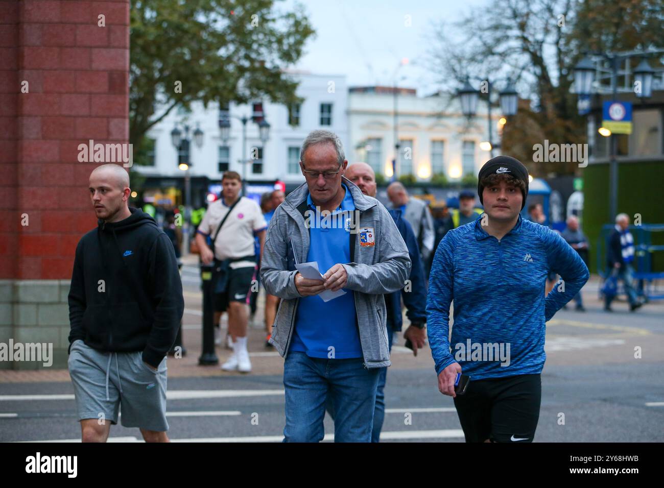 Stamford Bridge, Chelsea, Londres, Royaume-Uni. 24 septembre 2024. Carabao Cup Third Round Football, Chelsea contre Barrow ; les fans de Barrow arrivant au stade avant le match. Crédit : action plus Sports/Alamy Live News Banque D'Images