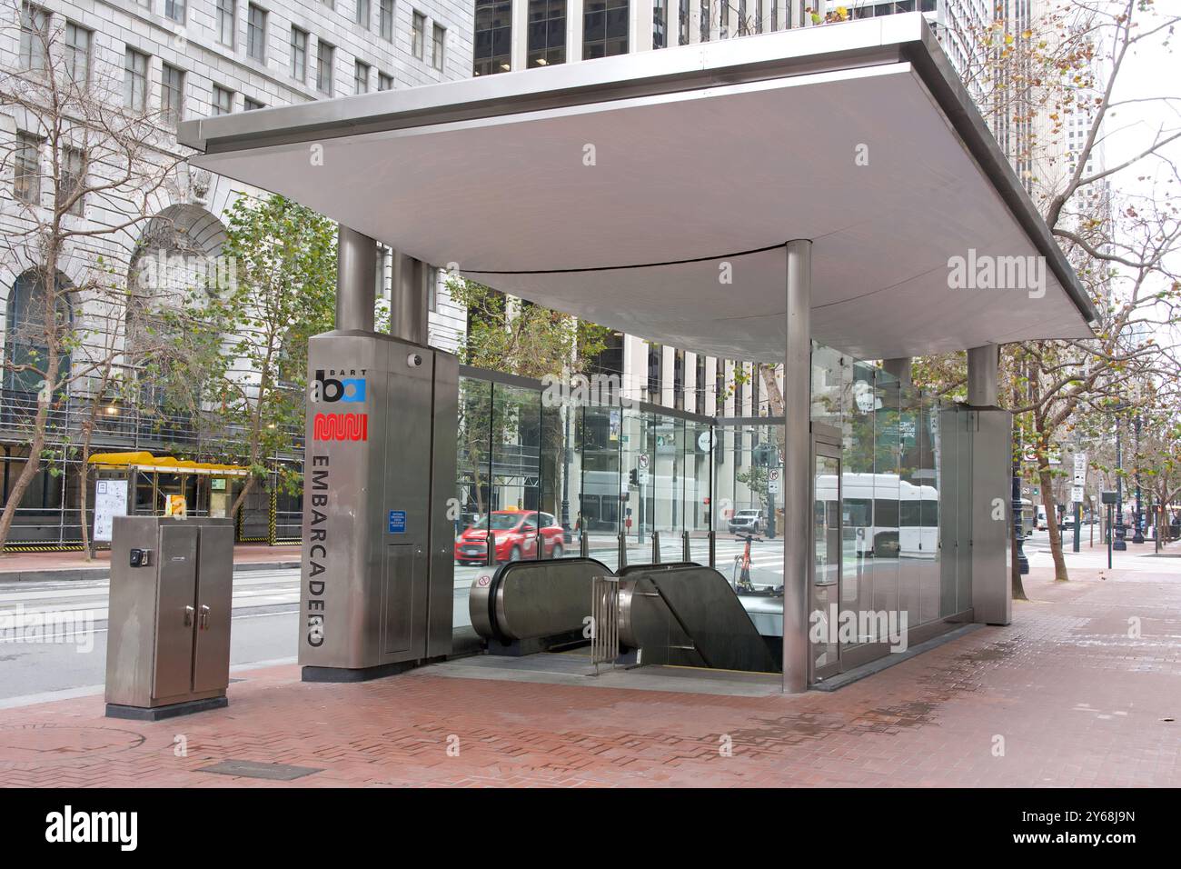 San Francisco, CA - 26 janvier 2024 : Nouvelle entrée couverte de la station Embarcadero BART. Les trains Bay Area Rapid transit transportent les navetteurs vers leurs destinations i Banque D'Images