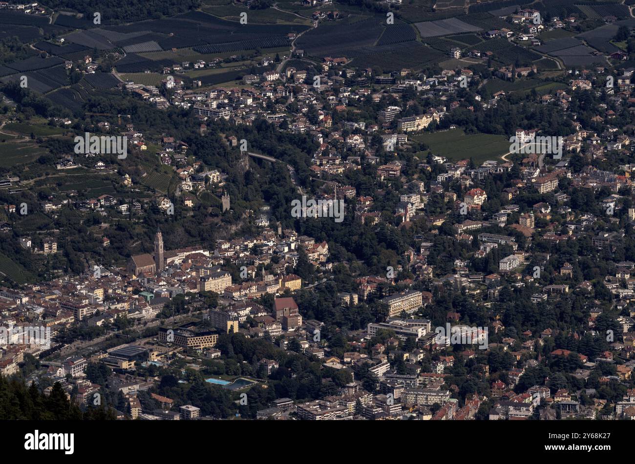 Vue aérienne de Merano, vieux centre ville avec église paroissiale Nicholas, thermes, Hôtel Therme Merano, Merano, Merano, Merano, Tyrol du Sud, Pr autonome Banque D'Images