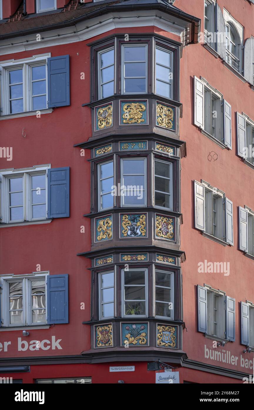 Oriel historique de trois étages datant de 1711 sur l'ancienne maison de marchand, XVIe siècle, Hauptstrasse 32, Rottweil, Bade-Wuerttemberg, Allemagne, Europe Banque D'Images