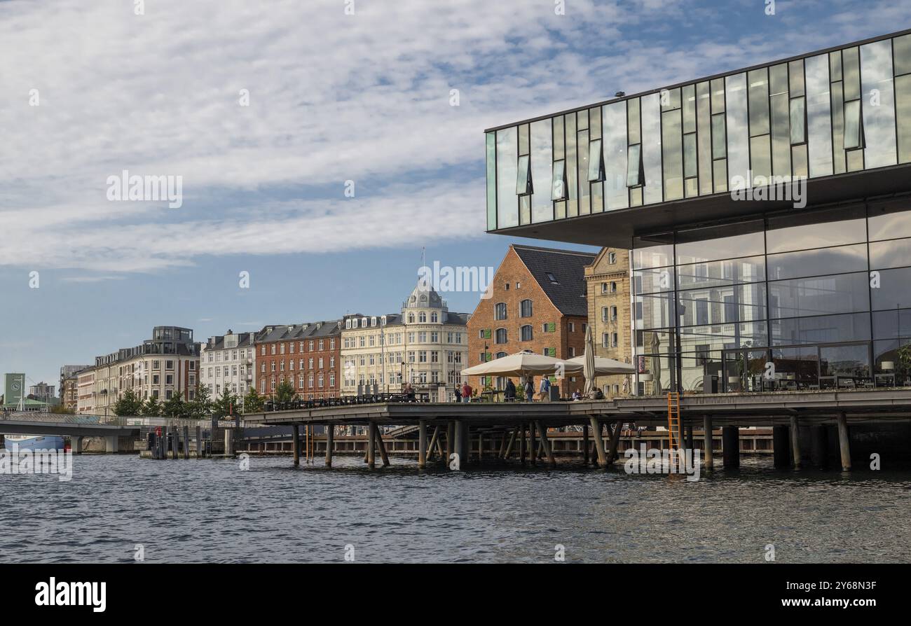 New Playhouse ou Skuespilhuset, Théâtre Royal, Kvaesthusbro et maisons anciennes, Nyhavn, Kopenhavns Havn, Christianshavn, Copenhague, Danemark, Europe Banque D'Images