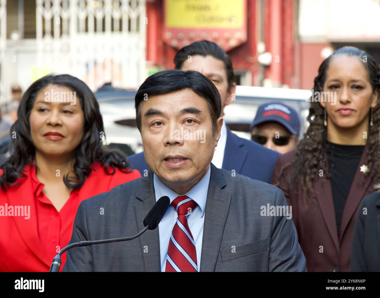 San Francisco, CA - 6 février 2024 : Kelvin Tse, président de la Chinese Consolidated Benevolent Assoc, s'exprimant lors de la conférence de presse du maire de London Breed à Chi Banque D'Images