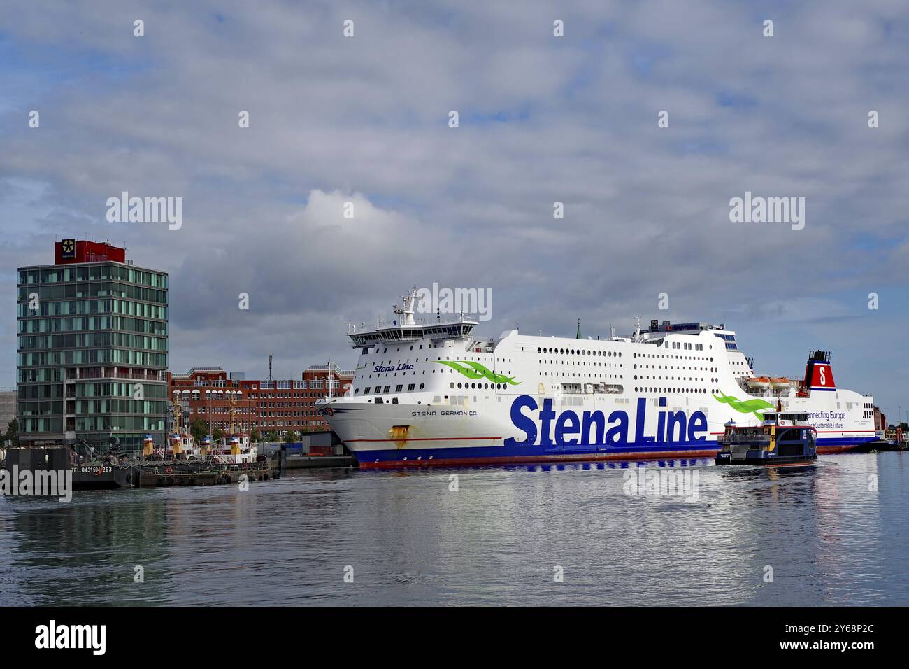 Ferry blanc-bleu Stena Line dans le port, entouré de bâtiments modernes et historiques, ferry Kiel - Gothenburg, Kiel fjord, Kiel, Schleswig-Holstein Banque D'Images