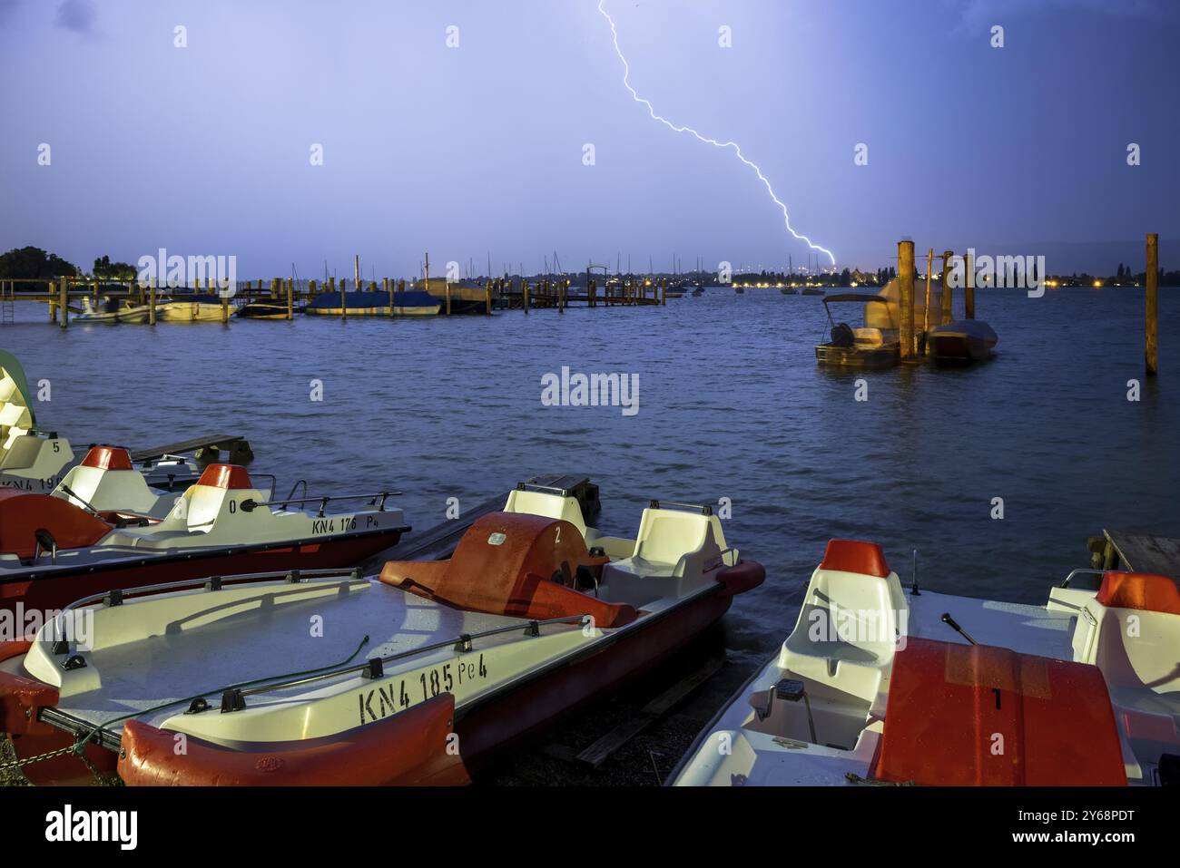 Port de nuit avec la foudre dans le ciel et de nombreux bateaux sur le rivage, Allensbach, Untersee, lac de Constance, quartier de Constance, Baden-Wuerttembe Banque D'Images