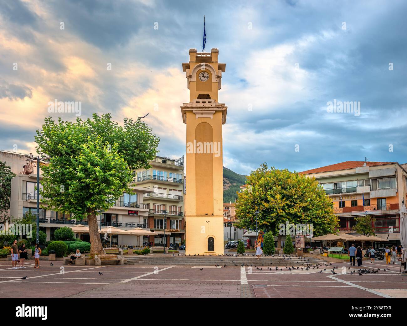Xanthi, Grèce - 1er septembre 2024 : la tour de l'horloge de Xanthi, un monument de l'époque ottomane situé sur la place centrale de la ville. Banque D'Images