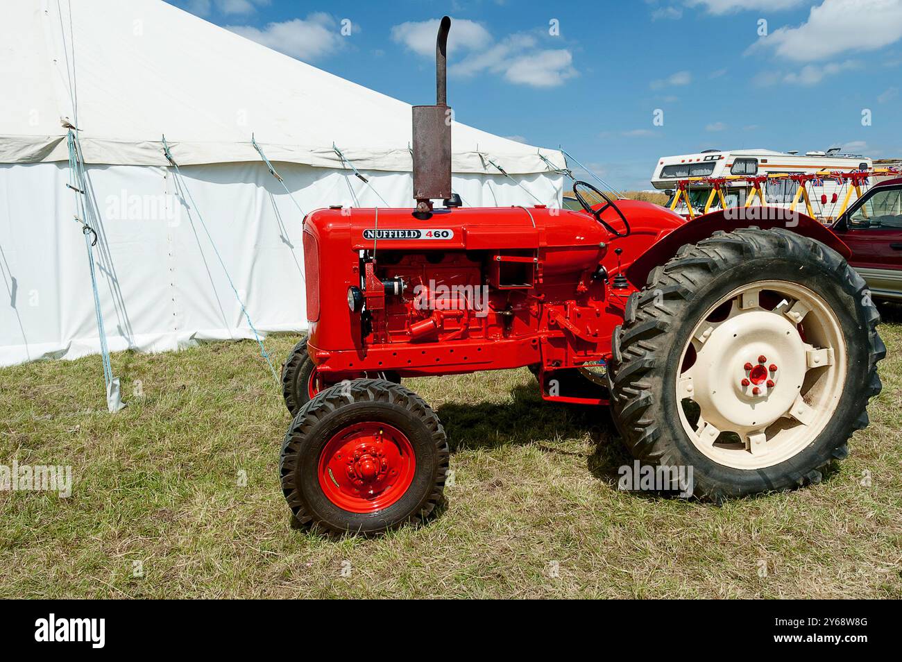 Un tracteur Nuffield 460 rouge lors du rallye de véhicules classiques d'Ackworth, West Yorkshire Royaume-Uni en 2005 Banque D'Images