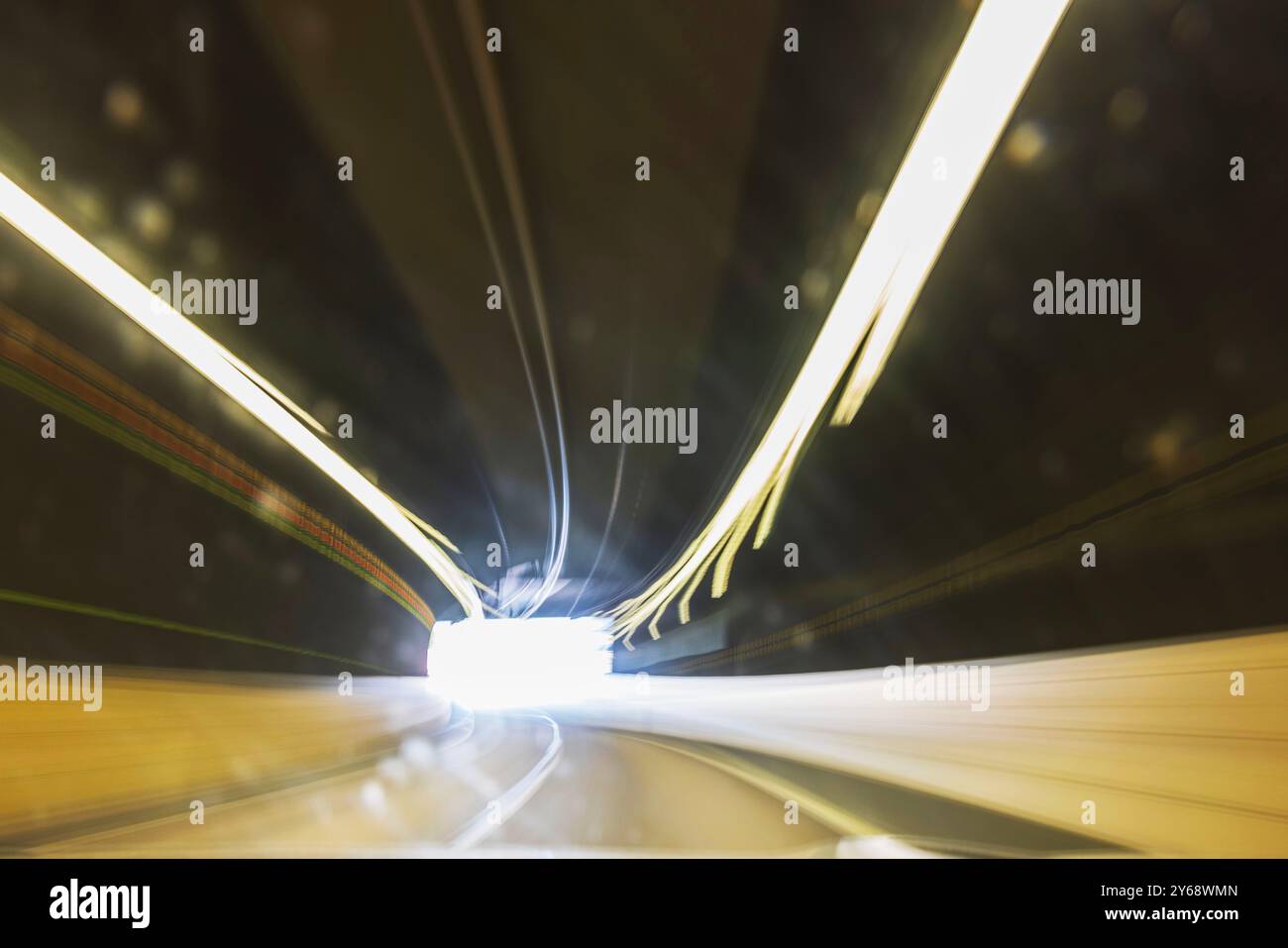 Traînées de lumière dans le tunnel menant à la sortie lumineuse, créant une sensation de vitesse et de mouvement. Suède. Banque D'Images