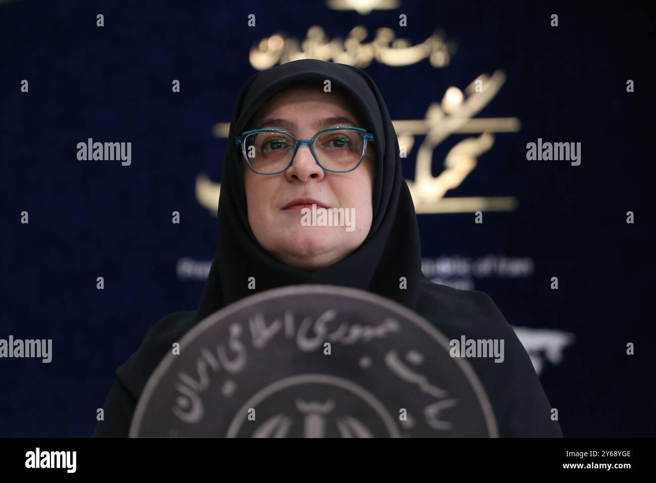 Téhéran, Iran. 24 septembre 2024. La première femme porte-parole du gouvernement iranien, FATEMEH MOHAJERANI, prend la parole lors d'une conférence de presse à Téhéran. (Crédit image : © Rouzbeh Fouladi/ZUMA Press Wire) USAGE ÉDITORIAL SEULEMENT! Non destiné à UN USAGE commercial ! Crédit : ZUMA Press, Inc/Alamy Live News Banque D'Images