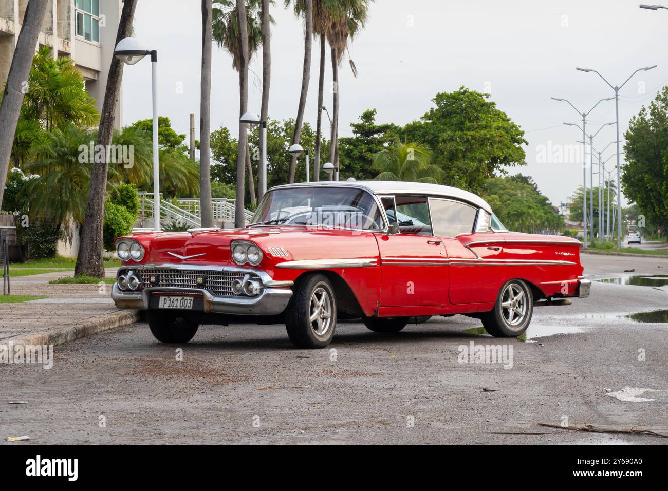 LA HAVANE, CUBA - 28 AOÛT 2023 : voiture vintage Red Chevrolet Bel Air 1958 dans les rues de la Havane, Cuba Banque D'Images