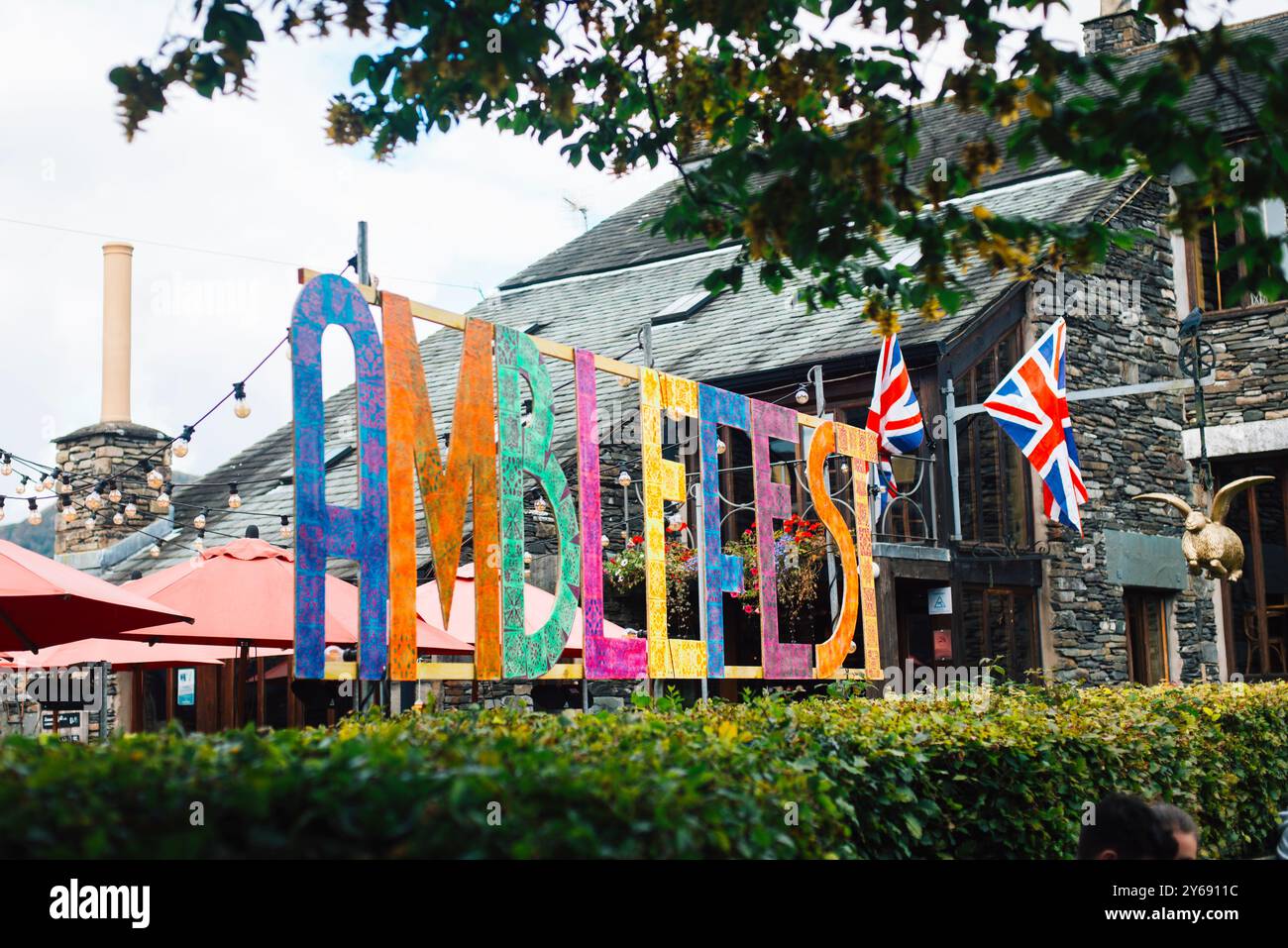Une scène vibrante de l'Amblefest 2024 à Ambleside, Lake District, mettant en vedette des enseignes colorées et un décor festif lors de ce festival de la bière populaire. Banque D'Images