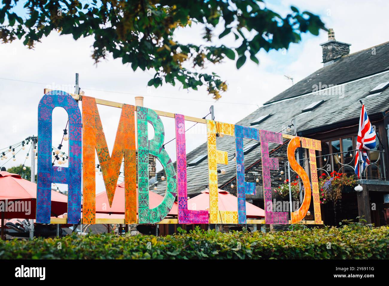 Une scène vibrante de l'Amblefest septembre 2024 à Ambleside, Lake District, mettant en vedette des enseignes colorées et un décor festif lors de ce festival de la bière populaire. Banque D'Images