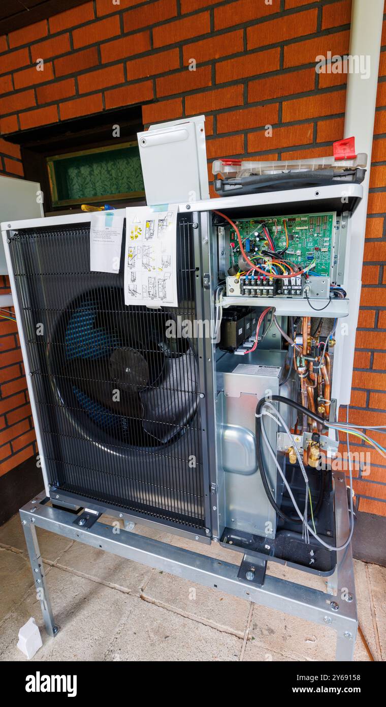 Mitsubishi Ecodan installation de pompe à chaleur air-eau en cours . Câblage électrique et intérieur de la pompe à chaleur exposés Banque D'Images
