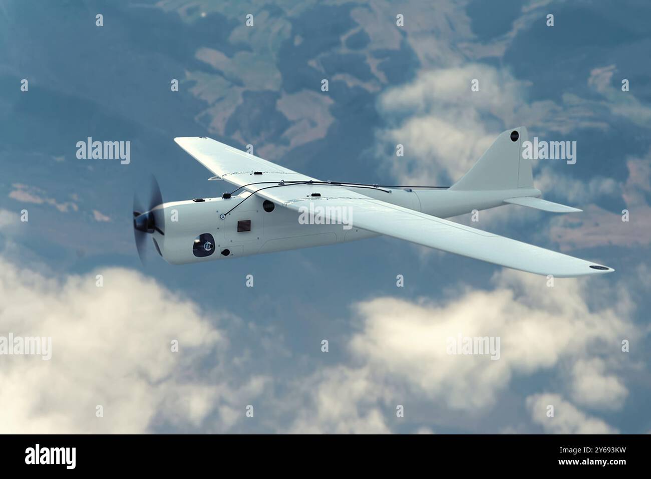 Un drone de reconnaissance militaire russe Orlan 10 vole dans le ciel sur fond de nuages. Banque D'Images