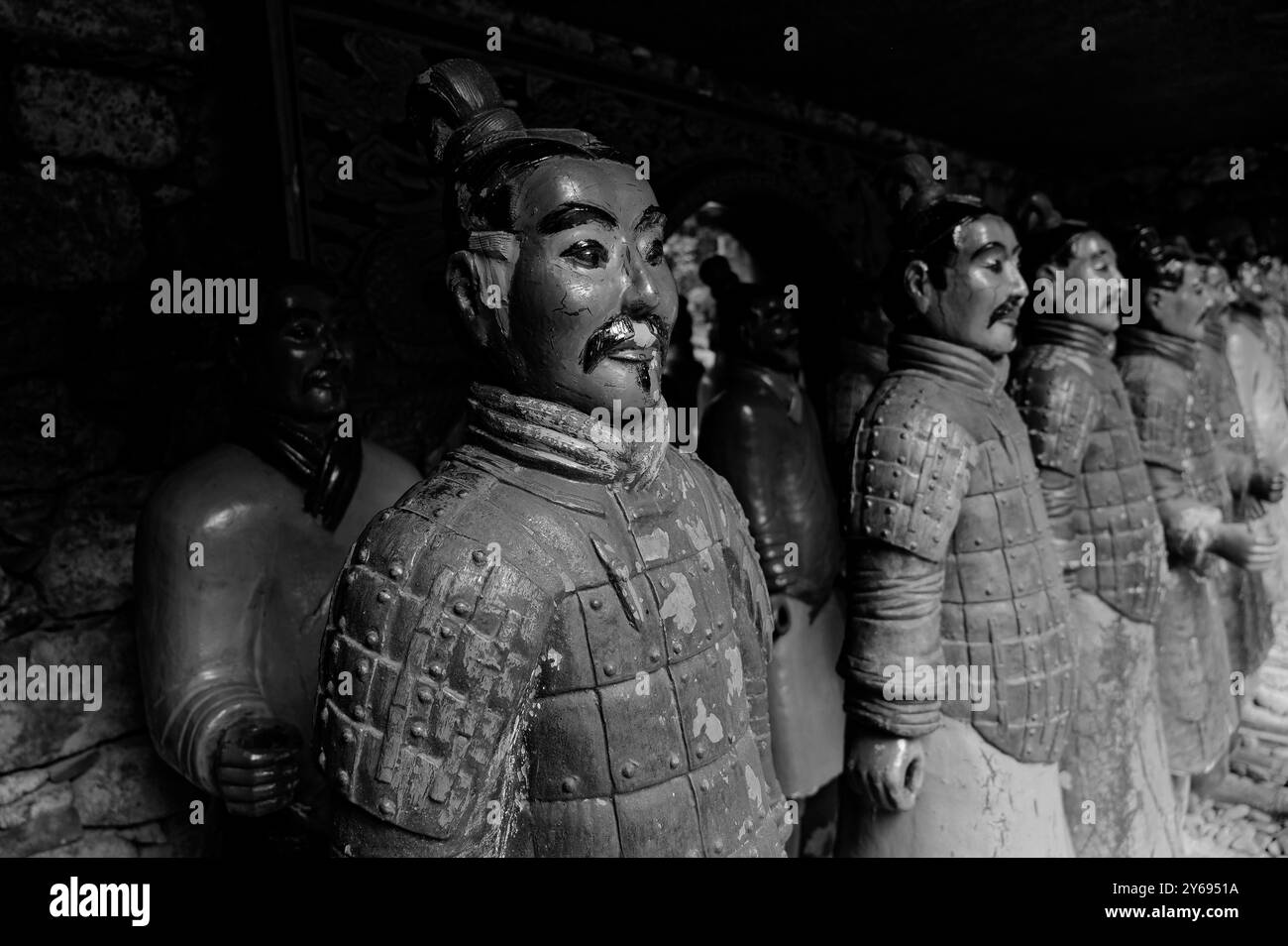 Statues de guerrier monochromes en terre cuite exposées dans les jardins du palais monte Banque D'Images