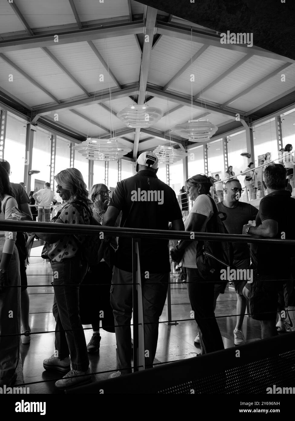 Monochrome de l'intérieur de la station de funchal téléphérique pleine de touristes Banque D'Images