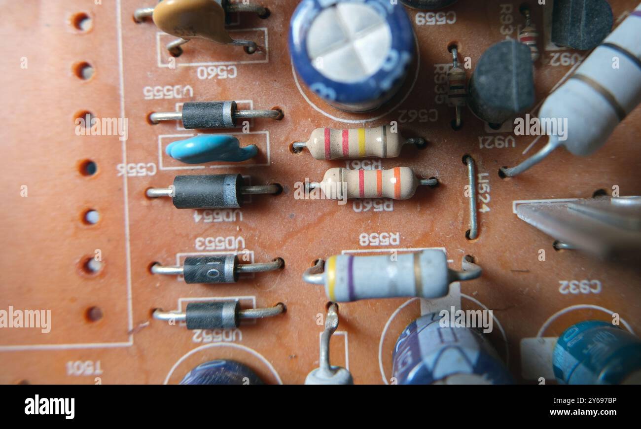 Carte de circuit électronique analogique. Intérieur d'un appareil industriel. Axé sur les résistances électriques. Banque D'Images